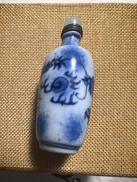 古玩陶瓷吹藍(lán)釉青花龍紋鼻煙壺真品鑒賞圖