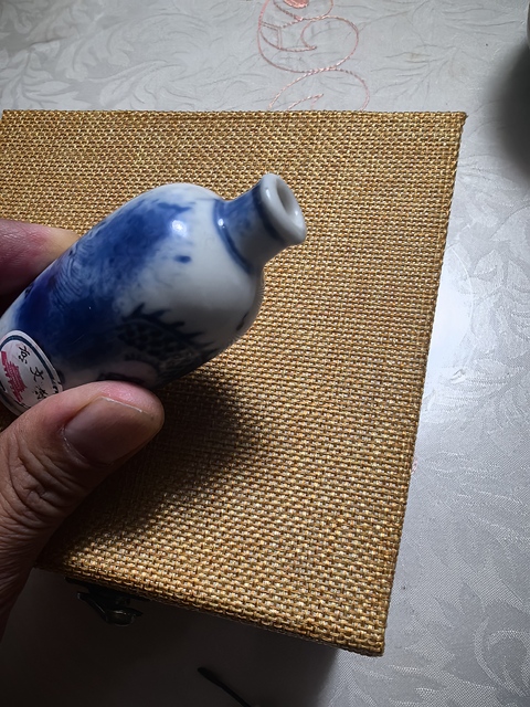 古玩陶瓷吹藍(lán)釉青花龍紋鼻煙壺真品鑒賞圖