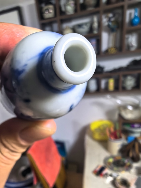 古玩陶瓷吹藍(lán)釉青花龍紋鼻煙壺真品鑒賞圖