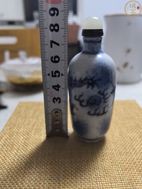 古玩陶瓷吹藍(lán)釉青花龍紋鼻煙壺真品鑒賞圖