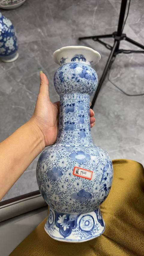 古玩陶瓷青花花卉紋花口瓶真品鑒賞圖