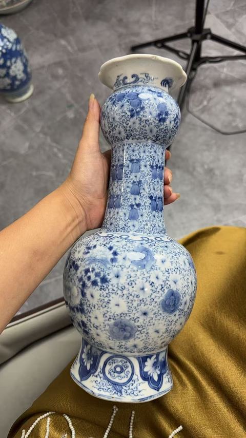 古玩陶瓷青花花卉紋花口瓶真品鑒賞圖