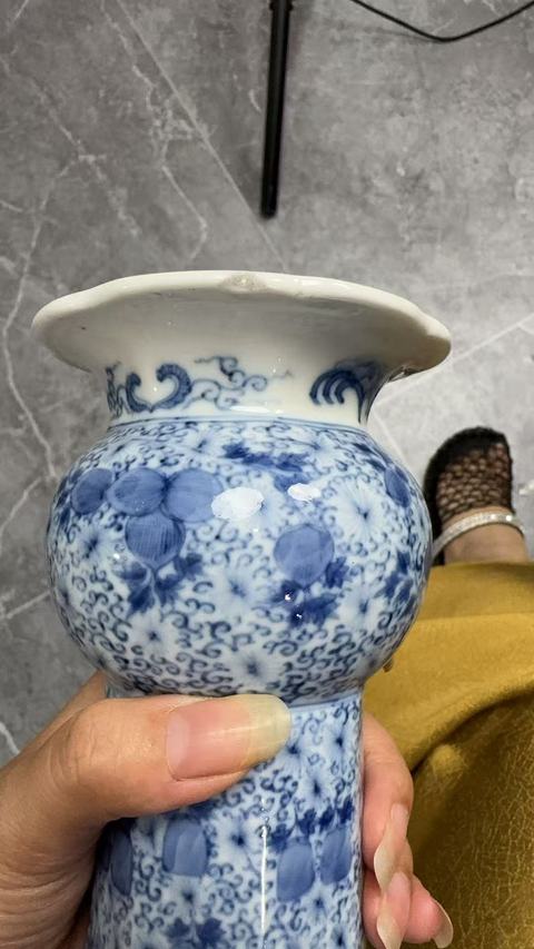 古玩陶瓷青花花卉紋花口瓶真品鑒賞圖