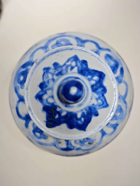 古玩陶瓷青花云鶴紋蓋罐真品鑒賞圖