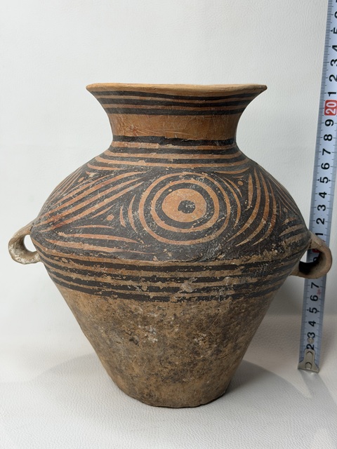 古玩陶瓷馬家窯文化·同心圓點漩渦紋敞口壺拍賣，當前價格1490元