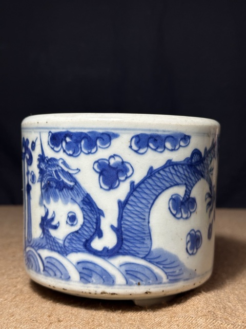 古玩陶瓷清晚期 青花云龍紋香爐真品鑒賞圖