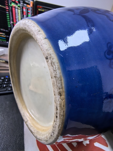 古玩陶瓷藍(lán)上藍(lán)花卉紋天球瓶真品鑒賞圖