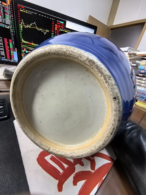 古玩陶瓷藍(lán)上藍(lán)花卉紋天球瓶真品鑒賞圖