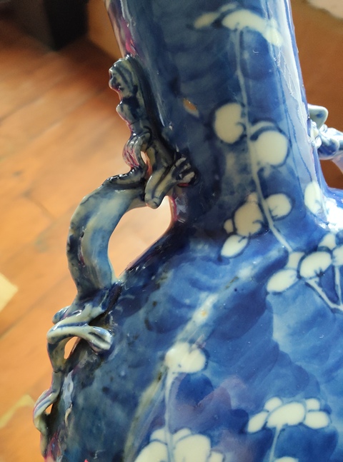 古玩陶瓷青花梅花紋抱月瓶真品鑒賞圖