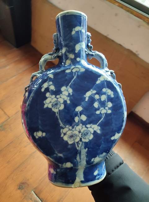古玩陶瓷青花梅花紋抱月瓶真品鑒賞圖