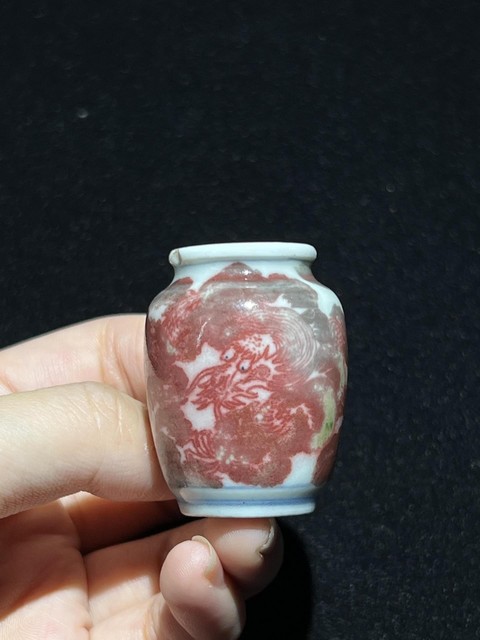 古玩陶瓷釉里紅龍紋鼻煙壺真品鑒賞圖