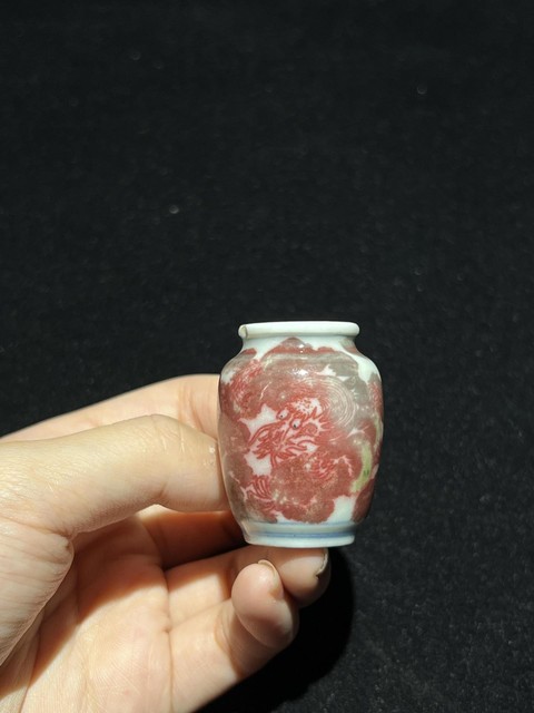 古玩陶瓷釉里紅龍紋鼻煙壺真品鑒賞圖