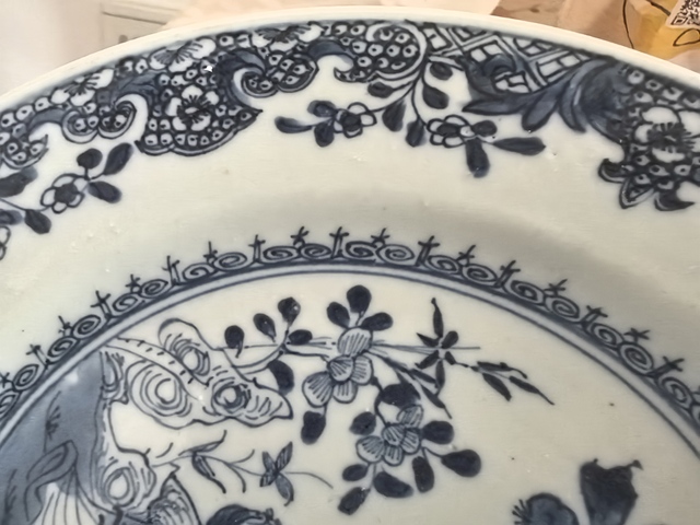 古玩陶瓷仕女嬰戲紋青花盤真品鑒賞圖