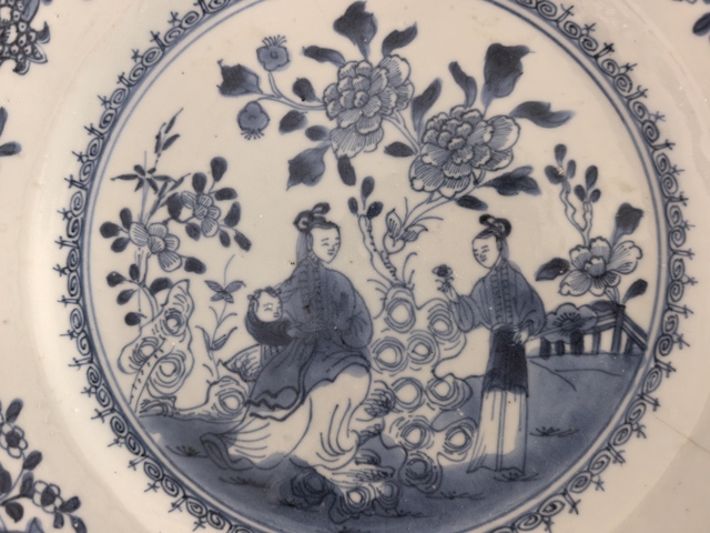 古玩陶瓷仕女嬰戲紋青花盤真品鑒賞圖