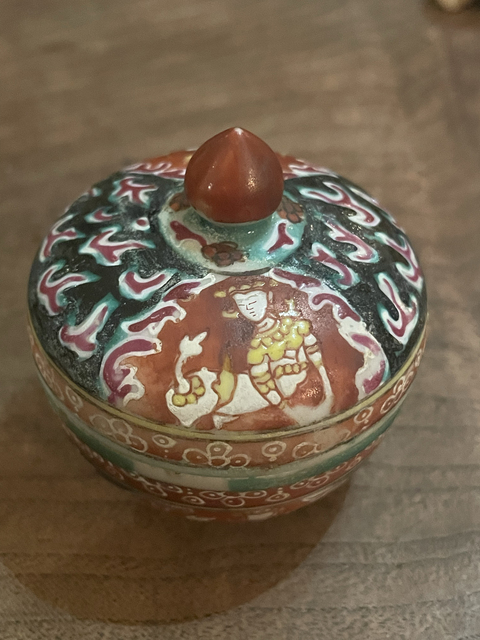 古玩陶瓷粉彩人物蓋盒真品鑒賞圖