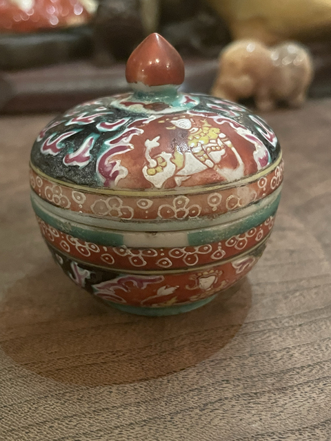 古玩陶瓷粉彩人物蓋盒真品鑒賞圖