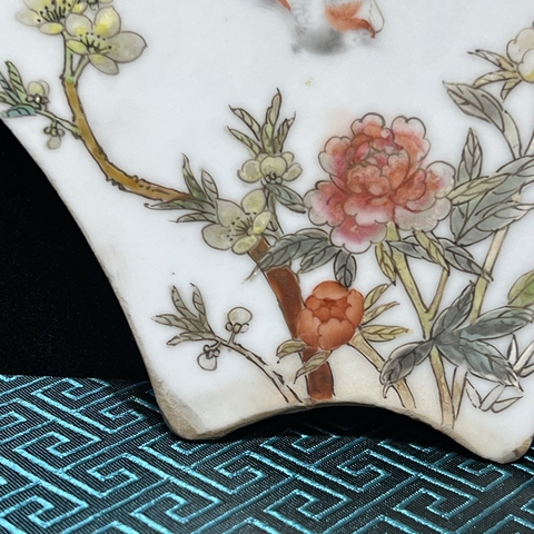 古玩陶瓷粉彩花卉紋瓷板真品鑒賞圖