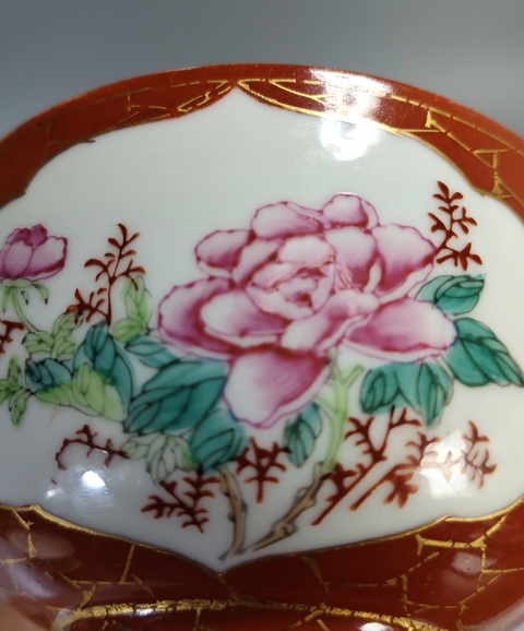 古玩陶瓷珊瑚紅開光粉彩花卉紋茶碗真品鑒賞圖