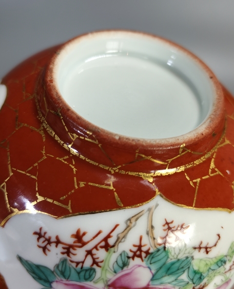 古玩陶瓷珊瑚紅開光粉彩花卉紋茶碗真品鑒賞圖