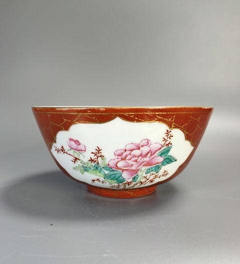 古玩陶瓷珊瑚紅開光粉彩花卉紋茶碗真品鑒賞圖