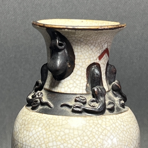 古玩陶瓷哥釉五彩螭龍耳刀馬人物瓶真品鑒賞圖