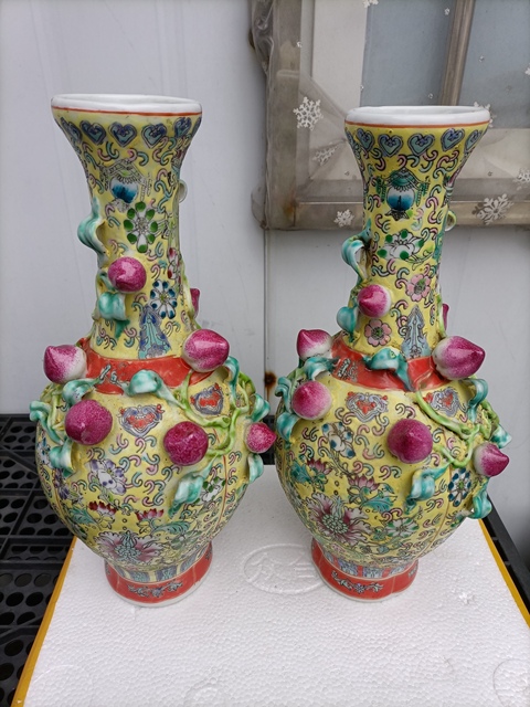 古玩陶瓷黃地粉彩堆塑壽桃紋瓶真品鑒賞圖