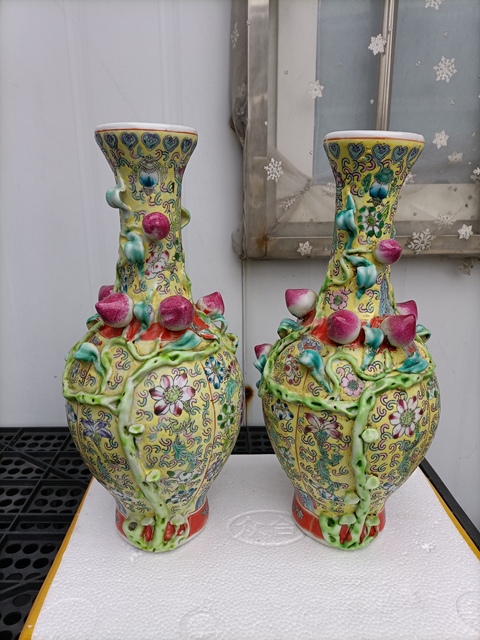 古玩陶瓷黃地粉彩堆塑壽桃紋瓶真品鑒賞圖