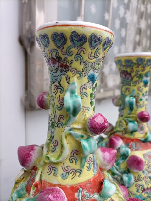 古玩陶瓷黃地粉彩堆塑壽桃紋瓶真品鑒賞圖