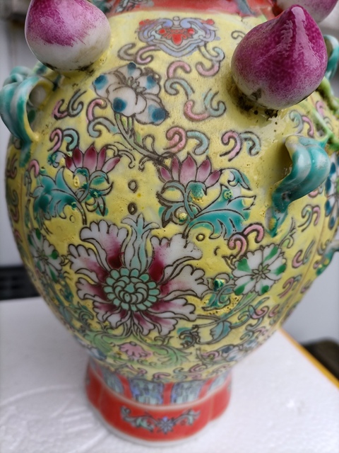 古玩陶瓷黃地粉彩堆塑壽桃紋瓶真品鑒賞圖