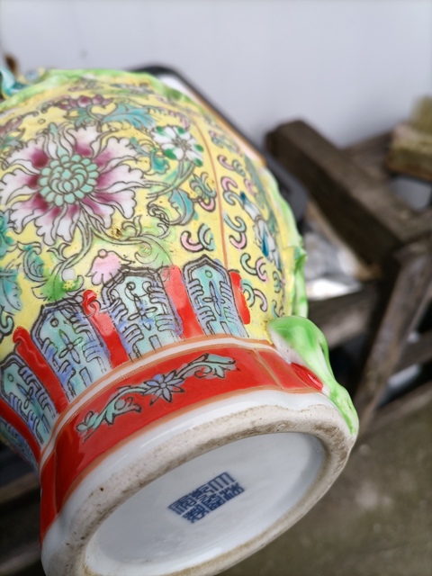 古玩陶瓷黃地粉彩堆塑壽桃紋瓶真品鑒賞圖