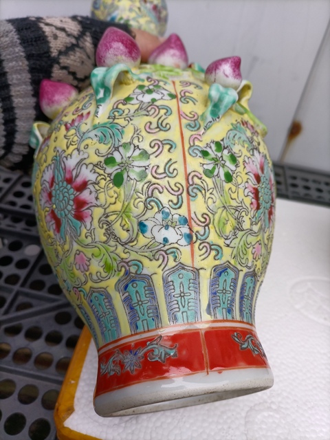 古玩陶瓷黃地粉彩堆塑壽桃紋瓶真品鑒賞圖