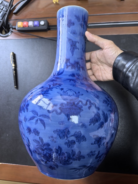 古玩陶瓷藍(lán)上藍(lán)花卉紋天球瓶真品鑒賞圖