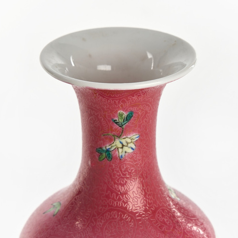 古玩陶瓷民國 胭脂紅地軋道開窗粉彩花卉紋觀音瓶真品鑒賞圖