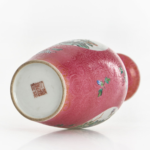 古玩陶瓷民國 胭脂紅地軋道開窗粉彩花卉紋觀音瓶真品鑒賞圖