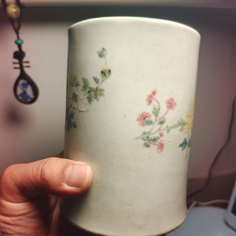 古玩陶瓷粉彩花卉紋筆筒真品鑒賞圖