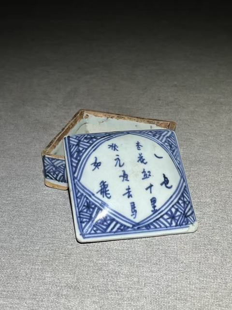 古玩陶瓷青花詩文四方印泥盒拍賣，當前價格2500元