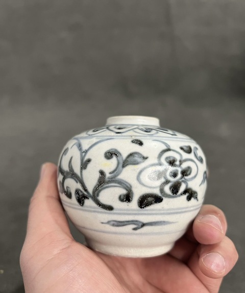 古玩陶瓷青花花卉紋罐真品鑒賞圖