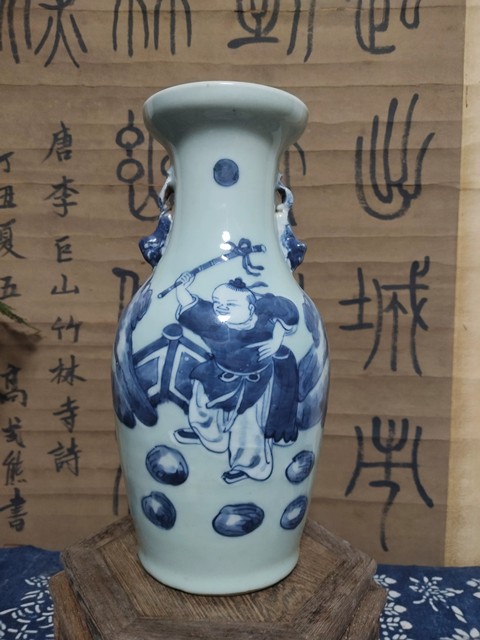 古玩陶瓷豆青釉青花人物故事紋獅耳瓶真品鑒賞圖