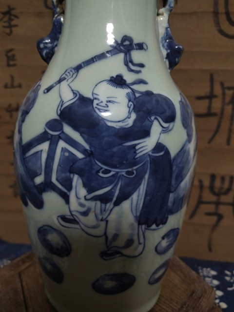 古玩陶瓷豆青釉青花人物故事紋獅耳瓶真品鑒賞圖