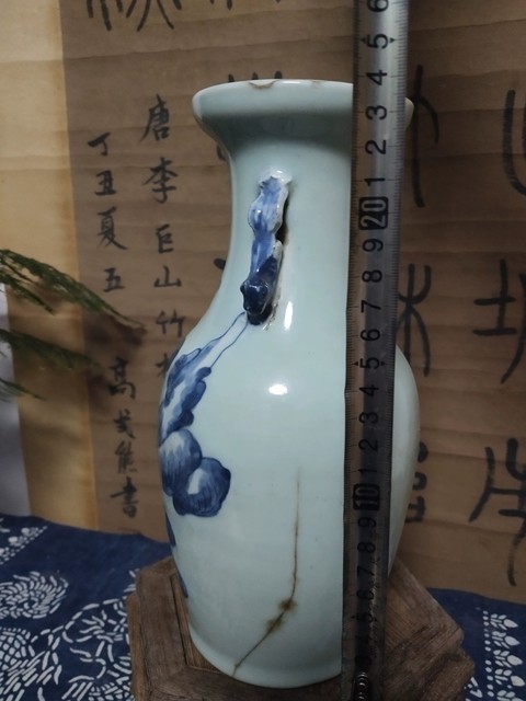 古玩陶瓷豆青釉青花人物故事紋獅耳瓶真品鑒賞圖