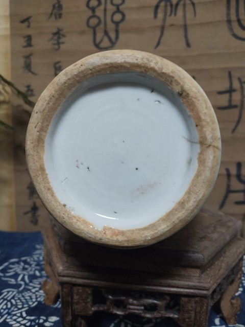 古玩陶瓷豆青釉青花人物故事紋獅耳瓶真品鑒賞圖