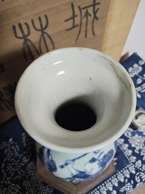 古玩陶瓷豆青釉青花人物故事紋獅耳瓶真品鑒賞圖