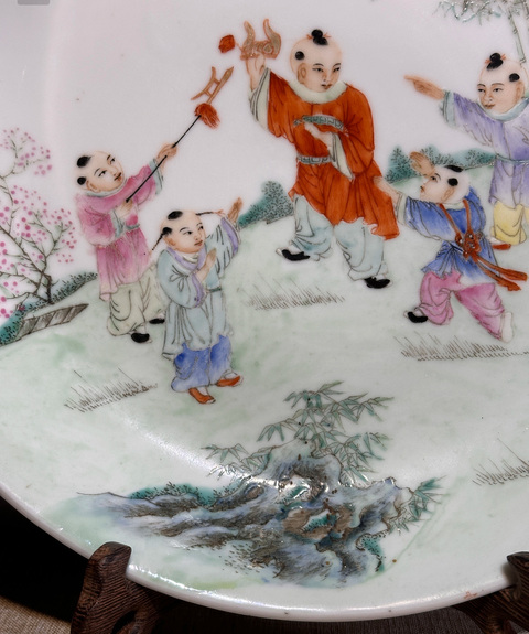 古玩陶瓷嬰戲紋粉彩盤真品鑒賞圖