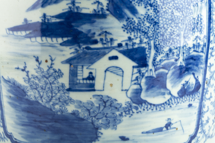 古玩陶瓷清中期·青花纏枝喜字開窗山水人物紋獅耳瓶真品鑒賞圖