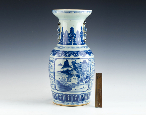 古玩陶瓷清中期·青花纏枝喜字開窗山水人物紋獅耳瓶真品鑒賞圖