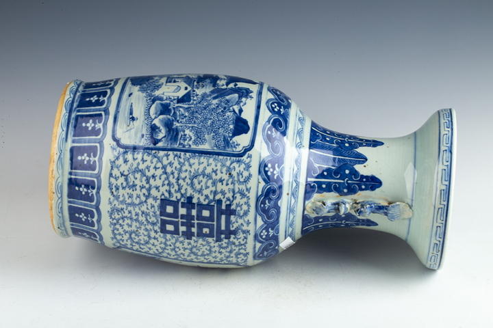 古玩陶瓷清中期·青花纏枝喜字開窗山水人物紋獅耳瓶真品鑒賞圖