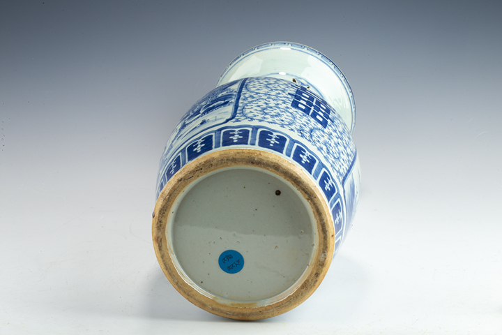 古玩陶瓷清中期·青花纏枝喜字開窗山水人物紋獅耳瓶真品鑒賞圖