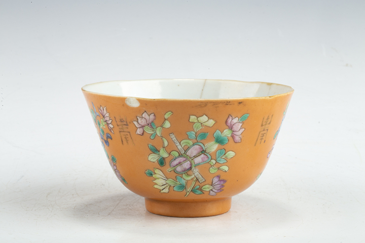 古玩陶瓷清晚期·珊瑚紅地粉彩暗八仙壽字茶碗真品鑒賞圖