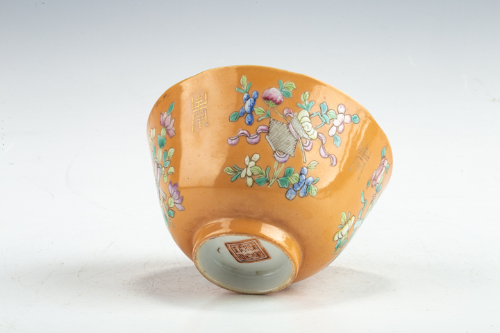 古玩陶瓷清晚期·珊瑚紅地粉彩暗八仙壽字茶碗真品鑒賞圖