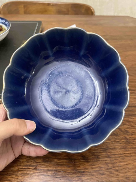 古玩陶瓷晚清藍釉花口碗真品鑒賞圖